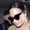 Demi Lovato arrive à l'aéroport de LAX à Los Angeles pour prendre l’avion. Demi porte un top bandeau sans soutien gorge! Le 22 janvier 2018