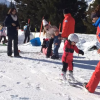 La princesse Gabriella de Monaco lors de sa première fois sur des skis (en bleu derrière elle, son frère le prince Jacques), image issue d'une vidéo publiée le 31 janvier 2018 sur son compte Instagram par la princesse Charlene de Monaco.