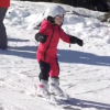 La princesse Gabriella de Monaco lors de sa première fois sur des skis (en bleu derrière elle, son frère le prince Jacques), image issue d'une vidéo publiée le 31 janvier 2018 sur son compte Instagram par la princesse Charlene de Monaco.