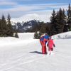La princesse Gabriella de Monaco lors de sa première fois sur des skis, image issue d'une vidéo publiée le 31 janvier 2018 sur son compte Instagram par la princesse Charlene de Monaco.