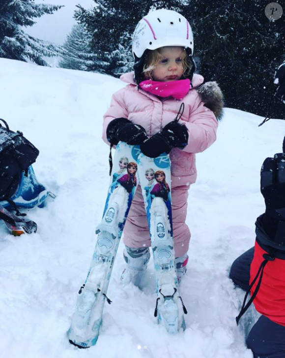 La princesse Gabriella de Monaco au ski avec ses skis La Reine des Neiges, photo Instagram de la princesse Charlene de Monaco le 1er février 2018.