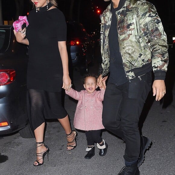 Exclusif - Chrissy Teigen (enceinte), John Legend et leur fille Luna dans les rues de New York, le 31 janvier 2018