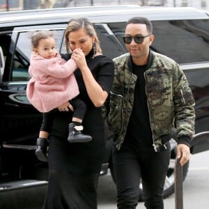 Chrissy Teigen (enceinte) et son mari John Legend arrivent avec leur fille Luna à l'émission 'Watch What Happens Live' à New York, le 31 janvier 2018