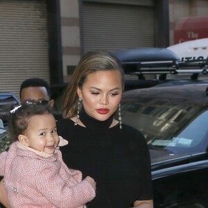 Chrissy Teigen (enceinte) et son mari John Legend arrivent avec leur fille Luna à l'émission 'Watch What Happens Live' à New York, le 31 janvier 2018