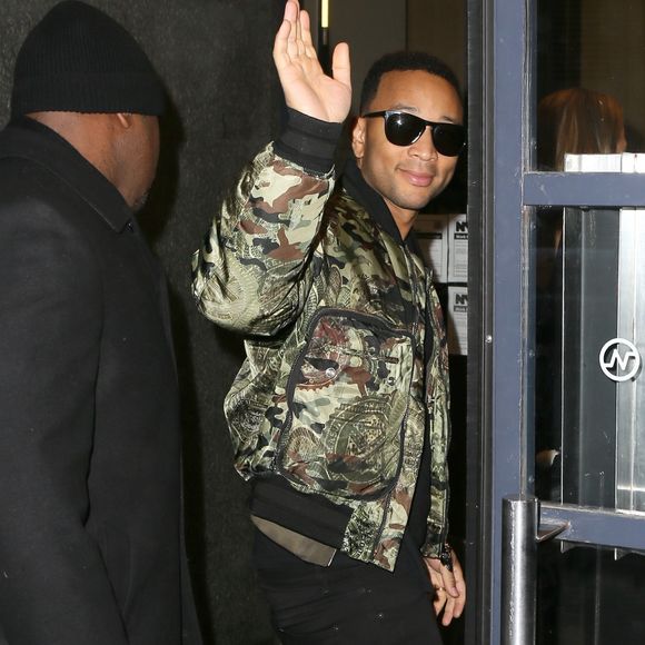 Chrissy Teigen (enceinte) et son mari John Legend arrivent avec leur fille Luna à l'émission 'Watch What Happens Live' à New York, le 31 janvier 2018