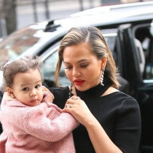 Chrissy Teigen (enceinte) et son mari John Legend arrivent avec leur fille Luna à l'émission 'Watch What Happens Live' à New York, le 31 janvier 2018