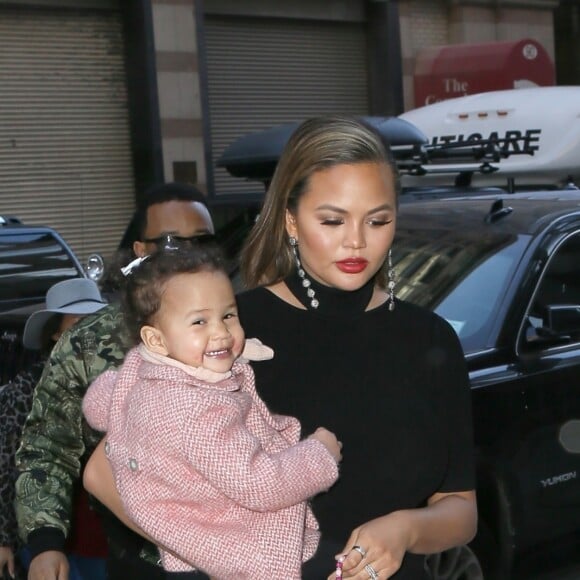 Chrissy Teigen (enceinte) et son mari John Legend arrivent avec leur fille Luna à l'émission 'Watch What Happens Live' à New York, le 31 janvier 2018