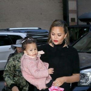 Chrissy Teigen (enceinte) et son mari John Legend arrivent avec leur fille Luna à l'émission 'Watch What Happens Live' à New York, le 31 janvier 2018