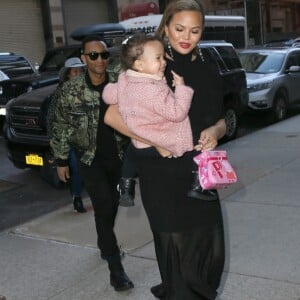 Chrissy Teigen (enceinte) et son mari John Legend arrivent avec leur fille Luna à l'émission 'Watch What Happens Live' à New York, le 31 janvier 2018