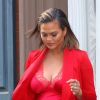 Chrissy Teigen (enceinte) porte une robe rouge style nuisette sans soutien-gorge à la sortie de son domicile à New York, le 30 janvier 2018