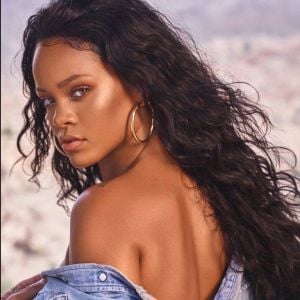 Rihanna pour FENTY BEAUTY. Décembre 2017.