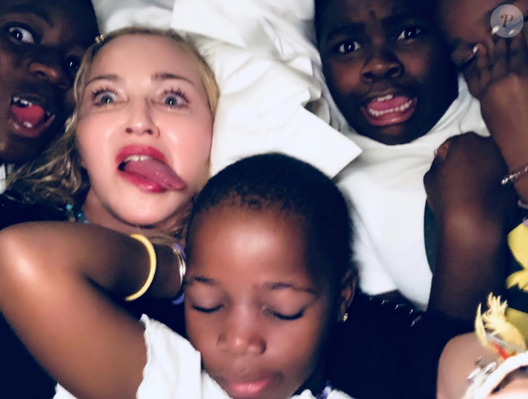 Madonna et ses enfants devant un film, décembre 2017.