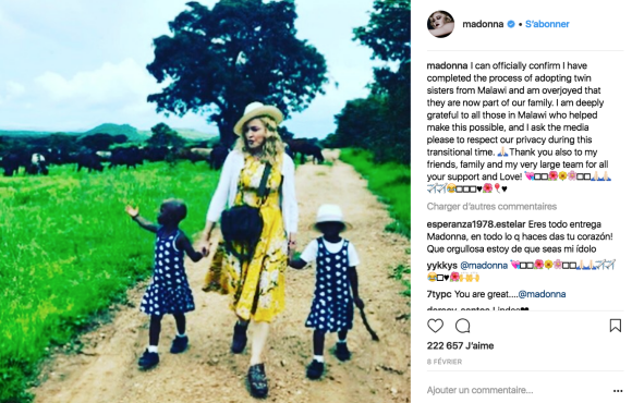 Première photo des jumelles Estere et Stella et confirmation de Madonna de leur adoption sur Instagram, le 8 février 2017.