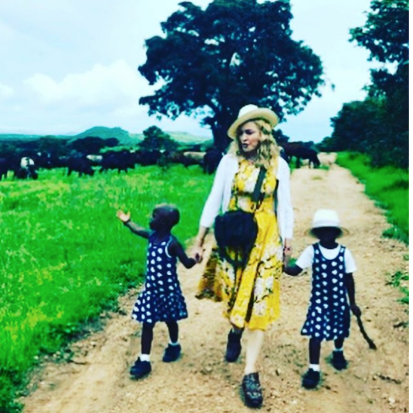 Première photo des jumelles Estere et Stella et confirmation de Madonna de leur adoption sur Instagram, le 8 février 2017.