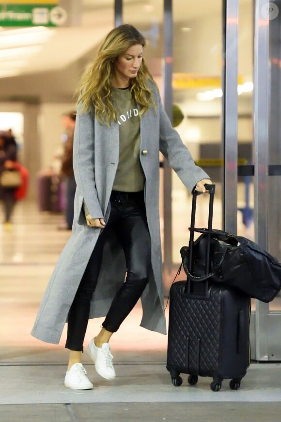 Exclusif - Gisele Bündchen à l'aéroport JFK de New York le 6 décembre 2017.