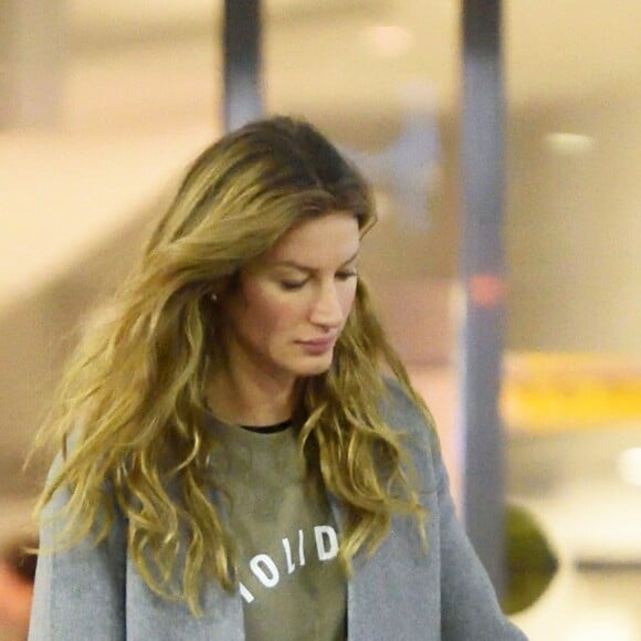 Exclusif - Gisele Bündchen à l'aéroport JFK de New York le 6 décembre 2017.