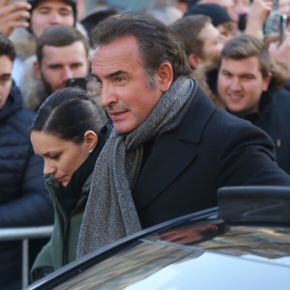 Jean Dujardin et sa compagne Nathalie Péchalat - Arrivée du convoi funéraire de la dépouille du chanteur Johnny Hallyday et des personnalités sur la place de La Madeleine à Paris. Le 9 décembre 2017 © CVS / Bestimage