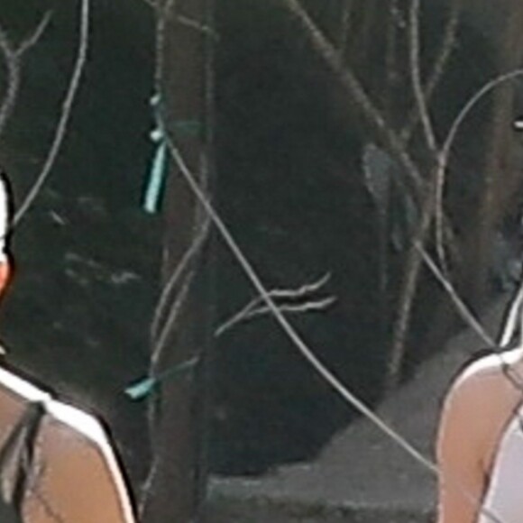 Exclusif - Kim et Kourtney Kardashian en plein tournage de leur série de télé réalité 'L'Incroyable Famille Kardashian' à Malibu, le 1er février 2018.
