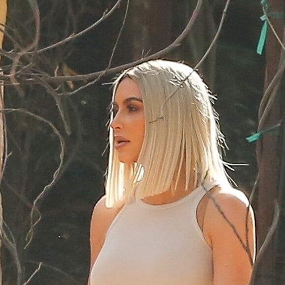 Exclusif - Kim et Kourtney Kardashian en plein tournage de leur série de télé réalité 'L'Incroyable Famille Kardashian' à Malibu, le 1er février 2018.