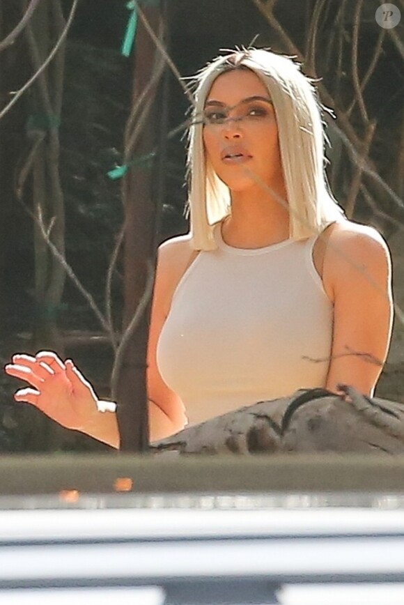 Exclusif - Kim Kardashian en plein tournage de leur série de télé réalité 'L'Incroyable Famille Kardashian' à Malibu, le 1er février 2018.