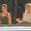 Exclusif - Kim et Kourtney Kardashian en plein tournage de leur série de télé réalité 'L'Incroyable Famille Kardashian' à Malibu, le 1er février 2018.