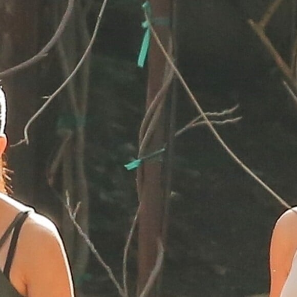 Exclusif - Kim et Kourtney Kardashian en plein tournage de leur série de télé réalité 'L'Incroyable Famille Kardashian' à Malibu, le 1er février 2018.