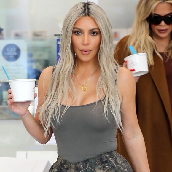 Exclusif - Les soeurs Kourtney et Kim Kardashian organisent un Flash Mob surprise pour leur soeur Khloe Kardashian (enceinte) au centre commercial de Topanga, Californie, Etats-Unis, le 11 janvier 2018.