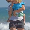 Exclusif  - Luisana Lopilato profite du soleil d'Espagne avec ses fils Noah et Elias sur la plage de La Palmas de Gran Canaria, le 10 novembre 2017.