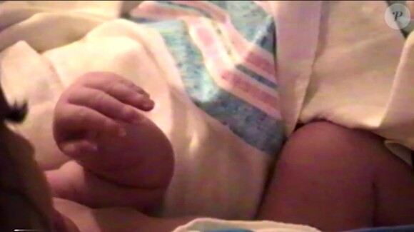Kylie Jenner dans une vidéo publiée le 4 février 2018 pour annoncer la naissance de sa fille, bébé dont le papa est Travis Scott. Ici la jeune maman vient d'accoucher à l'hôpital.