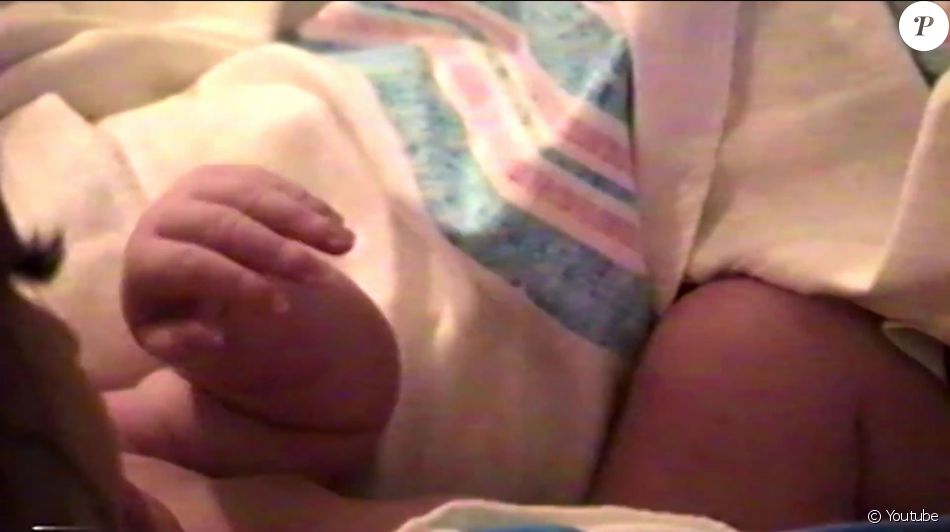 Kylie Jenner dans une vidéo publiée le 4 février 2018 pour annoncer la naissance de sa fille, bébé dont le papa est Travis Scott. Ici la jeune maman vient d&#039;accoucher à l&#039;hôpital.