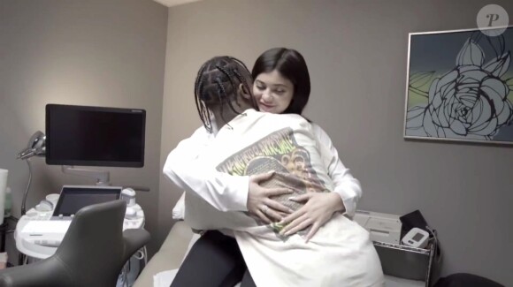 Kylie Jenner (enceinte) et Travis Scott dans une vidéo publiée le 4 février 2018 pour annoncer la naissance de leur fille.