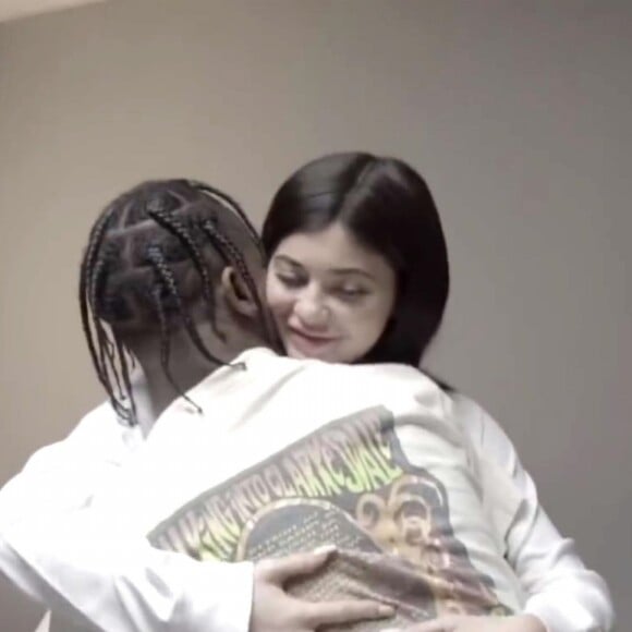 Kylie Jenner (enceinte) et Travis Scott dans une vidéo publiée le 4 février 2018 pour annoncer la naissance de leur fille.