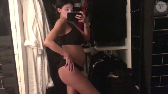 Kylie Jenner (enceinte) dans une vidéo publiée le 4 février 2018 pour annoncer la naissance de sa fille, bébé dont le papa est Travis Scott.