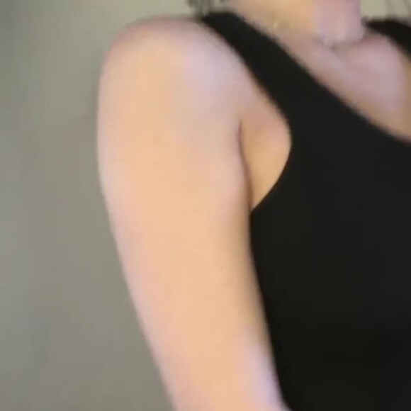 Kylie Jenner (enceinte) dans une vidéo publiée le 4 février 2018 pour annoncer la naissance de sa fille, bébé dont le papa est Travis Scott.