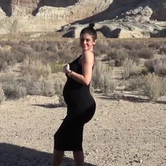 Kylie Jenner (enceinte) dans une vidéo publiée le 4 février 2018 pour annoncer la naissance de sa fille, bébé dont le papa est Travis Scott.