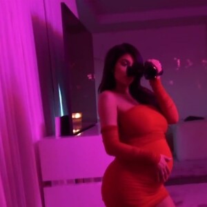 Kylie Jenner (enceinte) dans une vidéo publiée le 4 février 2018 pour annoncer la naissance de sa fille, bébé dont le papa est Travis Scott.