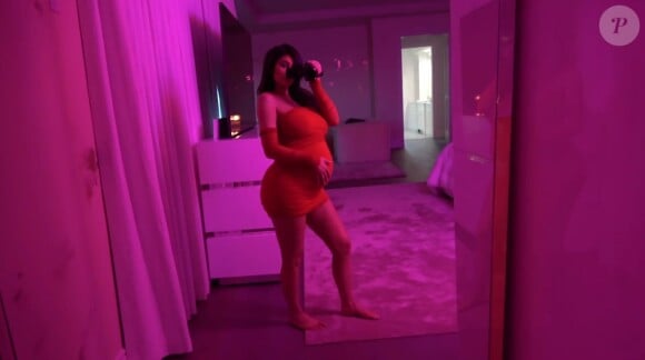 Kylie Jenner (enceinte) dans une vidéo publiée le 4 février 2018 pour annoncer la naissance de sa fille, bébé dont le papa est Travis Scott.