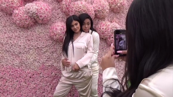 Kylie Jenner et sa BFF Jordyn Woods dans une vidéo publiée le 4 février 2018 pour annoncer la naissance de sa fille. Ici, les deux amies participent à la baby shower de Kylie.