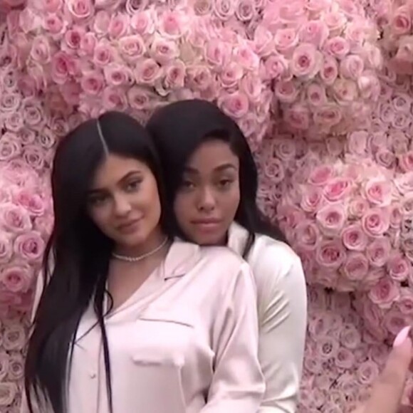 Kylie Jenner et sa BFF Jordyn Woods dans une vidéo publiée le 4 février 2018 pour annoncer la naissance de sa fille. Ici, les deux amies participent à la baby shower de Kylie.