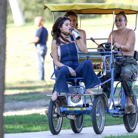 Selena Gomez avec des amies à Encino le 2 février 2018.