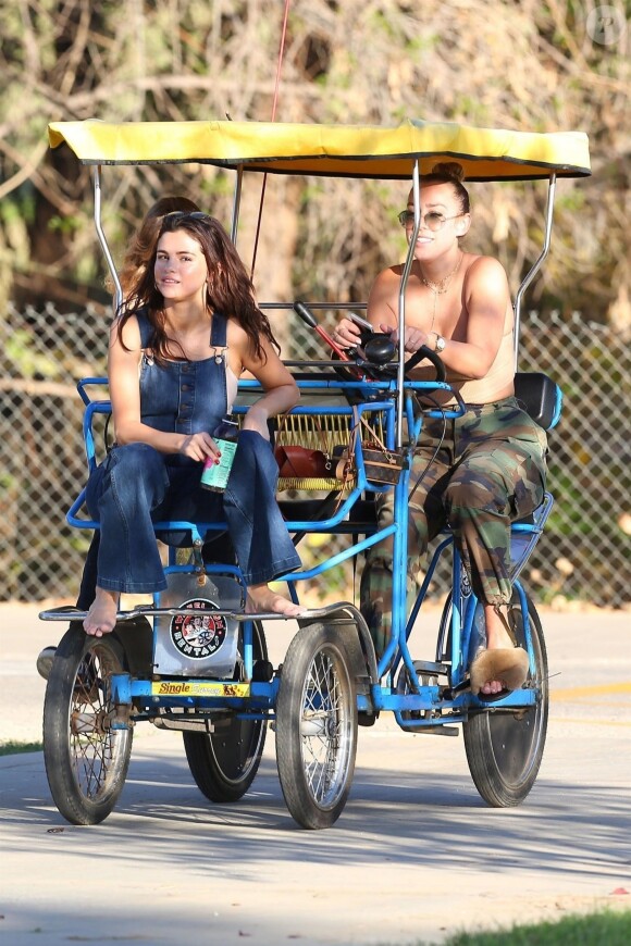 Selena Gomez avec des amies à Encino le 2 février 2018.