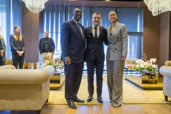 Le président Macky Sall, Emmanuel Macron et Rihanna à Dakar le 2 février 2018.ABACAPRESS.COM02/02/2018 - PARIS
