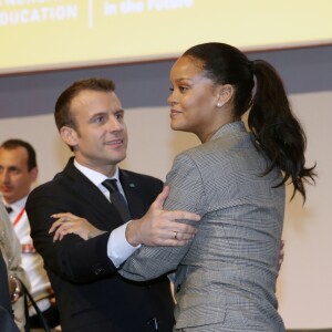 Le président Emmanuel Macron et Rihanna à Dakar, le 2 février 2018.