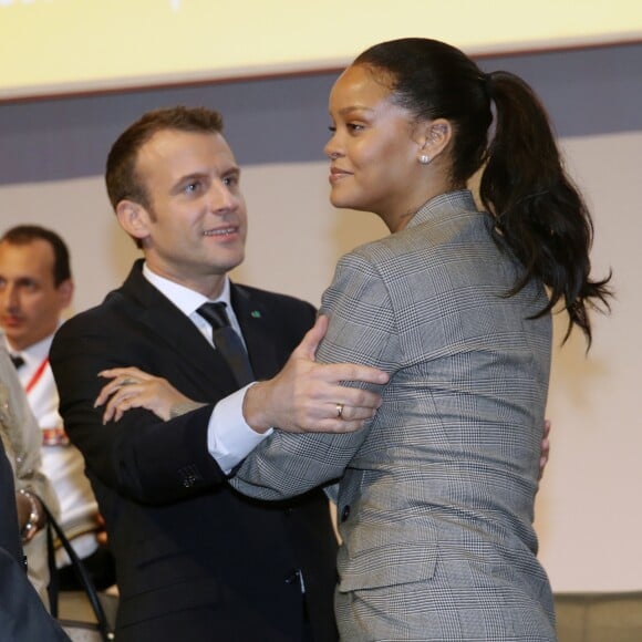 Le président Emmanuel Macron et Rihanna à Dakar, le 2 février 2018.