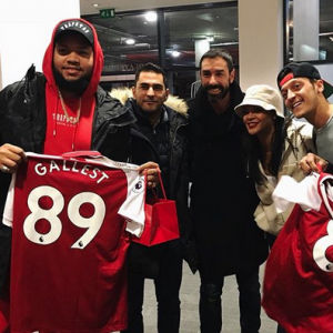 Rihanna, son frère Rorrey Fenty, Robert Pirès et Mesut Özil à l'Emirates Stadium. Londres, le 3 février 2018.