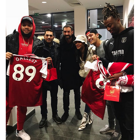 Rihanna, son frère Rorrey Fenty, Robert Pirès et Mesut Özil à l'Emirates Stadium. Londres, le 3 février 2018.