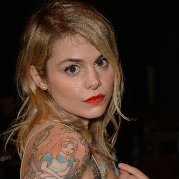 Béatrice Martin (Coeur de pirate) au défilé de mode "H&M" collection prêt-à-porter Automne-Hiver 2017/2018 au Tennis Club à Paris, France, le 1er mars 2017. © CVS-Veeren/Bestimage  Celebs attending the "H&M" show during the Paris Fashion Week Womenswear Fall/Winter 2017/2018 at Tennis Club in Paris, France on March 1st, 2017.01/03/2017 - Paris