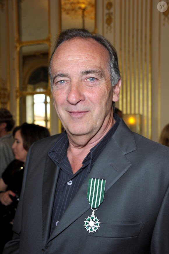 Yves Lecoq reçoit l'Ordre des Arts et des Lettres à Paris le 4 avril 2012.
