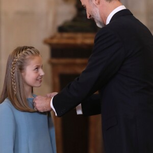 Le roi Felipe VI d'Espagne a remis le 30 janvier 2018, jour de son 50e anniversaire, le collier (photo) et les insignes de l'Ordre de la Toison d'or à sa fille aînée et héritière la princesse Leonor des Asturies, 12 ans, au palais royal à Madrid, en présence notamment de la reine Letizia, l'infante Sofia, le roi Juan Carlos Ier et la reine Sofia, l'infante Elena ou encore Paloma Rocasolano et Jesus Ortiz.