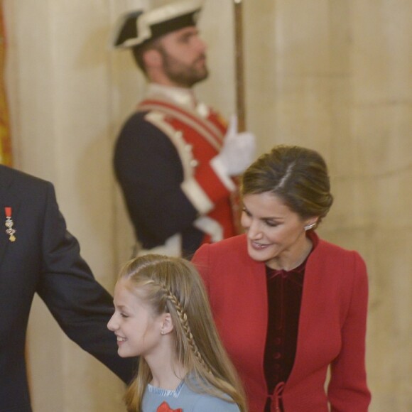 Le roi Felipe VI d'Espagne a remis le 30 janvier 2018, jour de son 50e anniversaire, le collier et les insignes de l'Ordre de la Toison d'or à sa fille aînée et héritière la princesse Leonor des Asturies, 12 ans, au palais royal à Madrid, en présence notamment de la reine Letizia, l'infante Sofia, le roi Juan Carlos Ier et la reine Sofia, l'infante Elena ou encore Paloma Rocasolano et Jesus Ortiz.